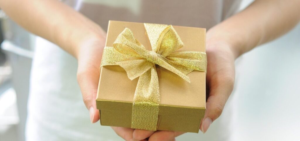 手渡ししているプレゼント